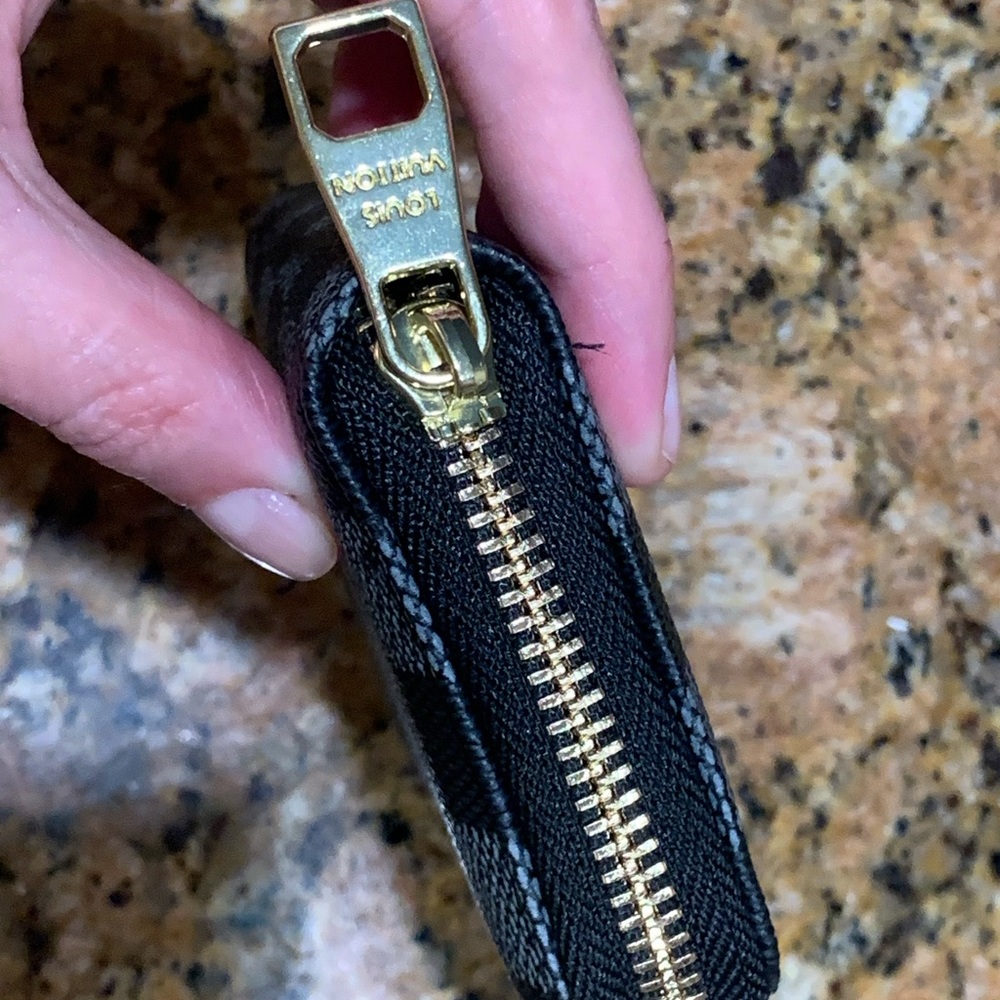 Brand new rare and collectible compacted Louis Vuitton unisex credit card holder - Picture 4 of 17